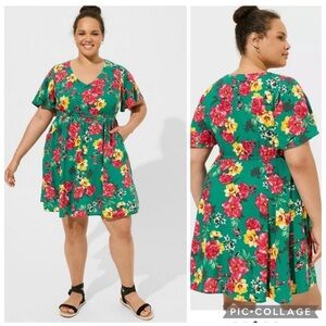 Torrid floral two pockets Challis V Neck Mini Dress size 2